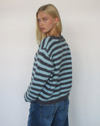 Pull Namirta en bleu clair avec rayure gris foncé